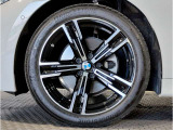 BMWの純正アロイホイールは軽量かつ強度にも優れているホイールで走行性能を引き上げる設計になっております。足元にもBMWは妥協がなくこだわっている個所になります。