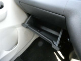 助手席前には車検証の収納に便利なグローブBOXが備わっています。