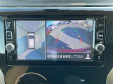 空から見ているような視点で周囲が確認できるアラウンドビューモニター、クルマの真上から見ているかのような映像によって、周辺の見えにくい障害物でも気付くことができます。