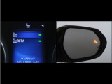 隣車線を走る車両をレーダーで検知し、ドアミラーでは確認しにくい後側方エリアに存在する車両に加え、急接近してくる車両も検知します。車両を検知するとドアミラーに搭載されたLEDインジケーターが点灯します。