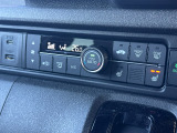 オートエアコン装備しております。温度設定を行うと、吹出し口や風量を自動で調整してくれます。