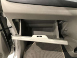 便利な収納スペースの助手席グローボックスです。小物もたくさん収納できます。
