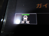 バックで出庫する際、左右から近づいてくる車両を検知し、警告音をと、ナビ画面上の矢印表示で、ドライバーに注意を促し、後退時の安全をサポートします。