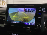リバースギアに入れるだけで後方の表示へ切り替わります。夜間や雨の日の駐車も楽になりますよ。