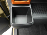 カップホルダーは運転席や助手席からちょうど手の届く位置です!!
