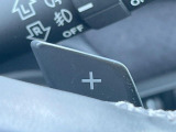 【パドルシフト】ハンドルから手を離さずに素早くシフトアップ&ダウンができるので、エンジンブレーキを使う下り坂や高速道路の合流で加速したい場面で役立ちます。