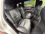 後部座席も気になるようなキズ・汚れやへたり等、大きなダメージはなく、良好な状態です。
