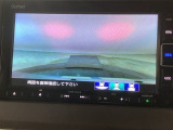 【バックカメラ】運転が苦手な方も車庫入れラクラクです!ギアをリバースに入れれば自動的に切り換わりますので、面倒な操作は不要です♪狭い駐車場もお車を傷つけず安心ですね!