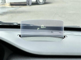 【ヘッドアップディスプレイ(HUD)】フロントウインドウガラスに走行情報を投影します。運転中の目線と重なるように表示されるので、少ない視線移動で速度が確認できるので、 ドライビングに集中できます!