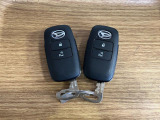 【スマートキー】 スマートキーを携帯していれば、ドアハンドルのボタンを押してロックの解除ができ、パワースライドドアもワンタッチで開閉できます。