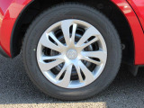 標準装備の純正15インチホイールキャップ。タイヤサイズは185/65R15です。