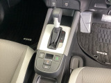 シンプルでとても使いやすいフロアシフトに、パーキングブレーキは電子制御パーキングブレーキです。