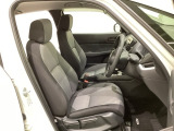 広い足元にゆったり座れるシートは長距離の運転でも疲れにくいシートです。女性でも運転がしやすいようにシートの高さ調整機能(シートリフター)がついています。