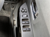 【電動格納ミラー】運転席のスイッチで、ドアミラーの開閉や角度の調整ができます。