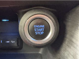 エンジンスタートボタンです。キーが車内にあれば、エンジンの始動・停止はブレーキを踏んでスイッチを押すだけ!キーを取り出す手間を省き、ワンプッシュでエンジンを操作するので簡単でスムーズです。