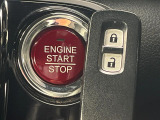 【Hondaスマートキー】カバンやポケットに入れたままでもドアの施錠・解錠が可能なスマートキーを装備。エンジンのオン・オフ時もカギを取り出す必要が無いからとっても便利です♪