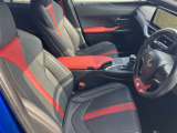 大きなディスプレイや高級感あふれるハンドル周りが快適な運転をサポートします。