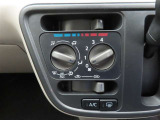 操作がしやすいダイヤル式のマニュアルエアコンを装備しています。