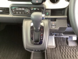インパネシフトです。パーキングブレーキは電子制御パーキングブレーキタイプです。