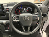 ステアリングから手を離さず、運転に集中したままオーディオ等の操作ができます。