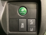 Hondaセンシング用の、VSA(ABS+TCS+横滑り抑制)解除と路外逸脱抑制機能のオンオフスイッチなどはハンドルの右側に装備しています。燃費に役立つECONボタンもここです。