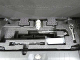 スペアタイヤレス車です。応急セットを搭載しております。