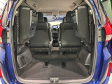 3列目シートを跳ね上げればラゲッジスペースを更に広く使えます。