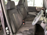 フロントは助手席と繋がったベンチシートです。