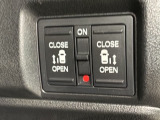 左右両側パワースライドドアが付いています。ワンタッチで簡単にお子様でも、お年寄りの方でも、開閉できますからとても便利です。キーレスや車内スイッチでも自動でドアの開閉ができます。