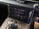 【フルオートエアコン】が装備されいます。好みの温度に設定するだけで、エアコンの風量やモード切替を自動でコントロールしてくれます。操作が少ないので、燃費が良くなり運転に集中出来る為安全運転にもなります。