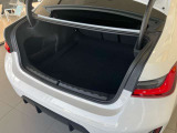 【トランクルーム】全面をファブリック処理し荷物に傷がつくのを防ぎます。ラゲージルーム照明を装着。背もたれをほぼ水平まで倒すことが出来ますので、大きな荷物の収納にも便利です。