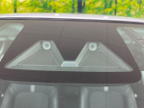 【スマートアシスト】走行中に前方の車両等を認識し、衝突しそうな時は警報とブレーキで衝突回避と被害軽減をアシスト。より安全にドライブをお楽しみいただけます。
