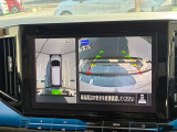真上から見下ろすような映像で、車庫入れや縦列駐車時に、自車と駐車位置の関係をひと目で確認でき、スムースな駐車をサポート。動く物を検知してお知らせすることで、発進時の安全確認もサポートします。