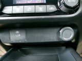 センターコンソールにUSBと電源ソケット完備 充電器を差し込めば携帯やゲーム機の充電が可能
