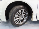 タイヤサイズは225/55R19