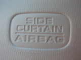 サイドカーテンエアバックシステムは、側面衝突時に大人から子供までさまざまな体格の乗員の頭部や頚部を広範囲で保護。特にセンターピラーへの頭部衝突を防ぐ展開性能を実現しています。