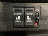 【両側パワースライドドア】両側がパワースライドドアになっており、運転席のスイッチやスマートキーでも開閉が可能です!開口部も広いので乗り降りも楽々♪