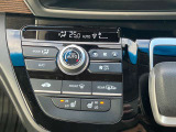 フルオートエアコンが装備されています。お好みの温度設定をするだけでエアコンの風量やモードの切り替えを自動でコントロールしてくれます。ユーザーの操作が少なく燃費走行にもつながります。