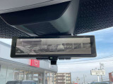 スマートルームミラーが付いております。バックドアについてますカメラと連動して、後方の映像がルームミラーに映ります。