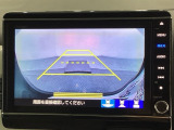 バックでの車庫入れも安心です! リアカメラが付いているバックモニター付のナビを装備しております。操作線もついており距離感も画面から確認できます。