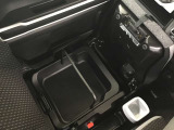 助手席下は収納スペースになってます!!、シューズも収納出来ます。