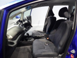 【フロントシート】ゆったりとした座り心地のシートです。クッション性も良く、長距離ドライブでも疲れにくい設計です。清潔感のある空間で快適に過ごしていただけます。