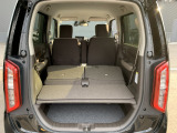 ■荷室は開口部が大きく、荷物の積み下ろしがスムーズ。後部座席を倒すことでさらに広くなり、使い勝手が良く便利です。