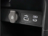 12V電源ソケット、USB接続端子、スマートフォンの充電等にも便利なUSBチャージャーは使いやすい場所に!装備が充実しています♪