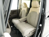 運転席と助手席は足元が繋がっているので自由に行き来しやすいので駐車場が狭いときでも助手席側からスムーズに乗り降りできて便利!
