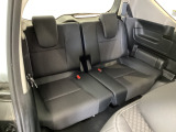 【3列目シート】しっかりした厚みの有るシートになりますので長い時間のドライブでも安心してお乗り頂けます♪