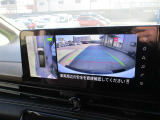 自車を真上から見下ろすように映し出すので周囲の状況が分かるアラウンドビューモニター搭載。フロントカメラとしても使用できます。車庫入れなど苦手な人の頼りになる助っ人です。