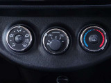 【マニュアルエアコン】ダイヤルを回して簡単に温度調整ができます。車内も快適ですね!