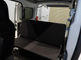 【リアシート】**後部座席を備えており、複数人での移動にも対応。使わない時は折りたたんで荷室を広げることも可能です。用途に合わせた柔軟な使い方ができる、実用性に優れたスペースです。