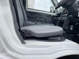運転席まわりには十分なスペースがあり、大柄な方でもゆったり運転していただける環境です。